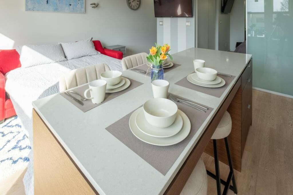 Clean 3Rd Floor 1 Bedroom Apt In Old Town China Town Виктория Экстерьер фото