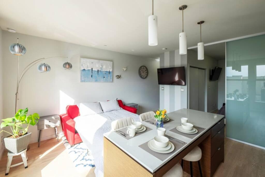 Clean 3Rd Floor 1 Bedroom Apt In Old Town China Town Виктория Экстерьер фото