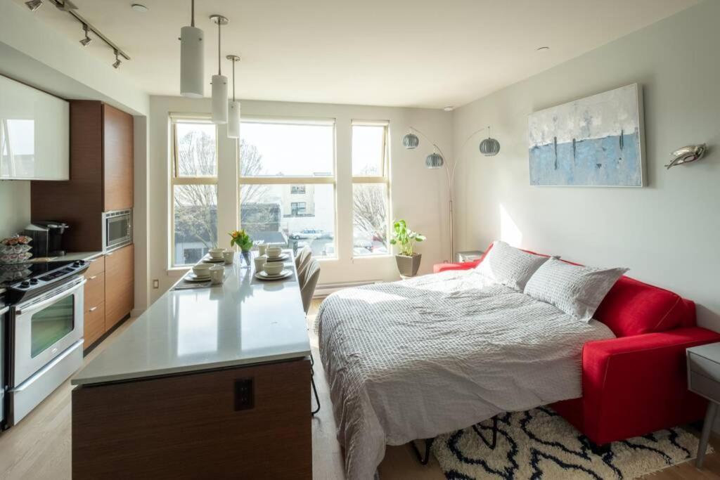 Clean 3Rd Floor 1 Bedroom Apt In Old Town China Town Виктория Экстерьер фото